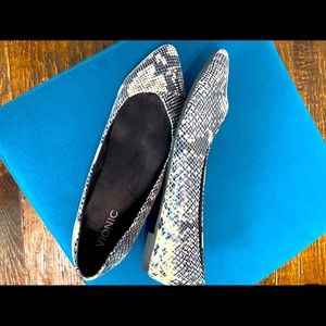 Pointed toe Vionic flats.